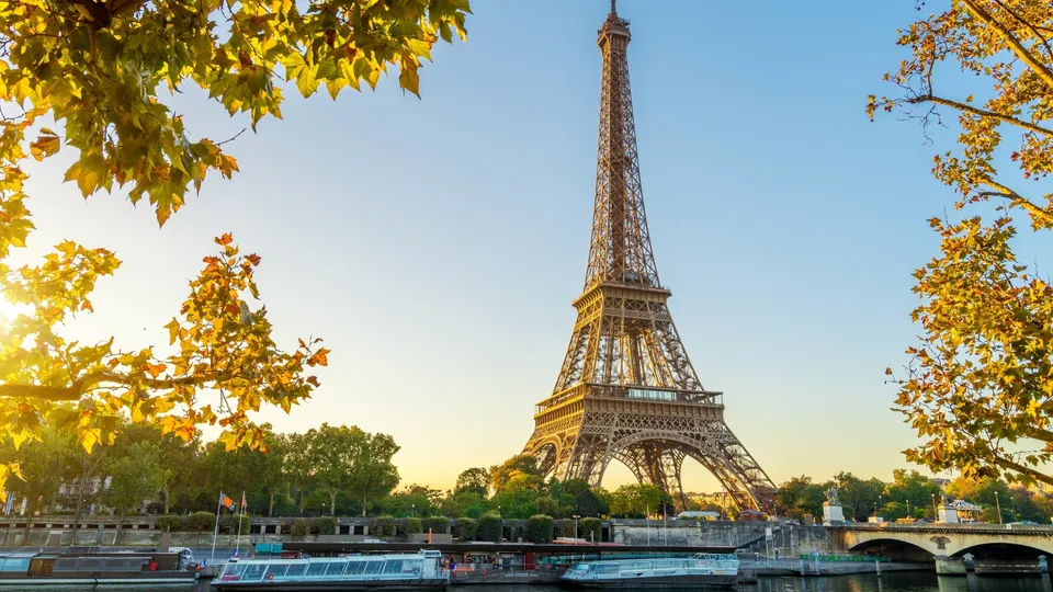 Parigi Torre Eiffel dalla Senna